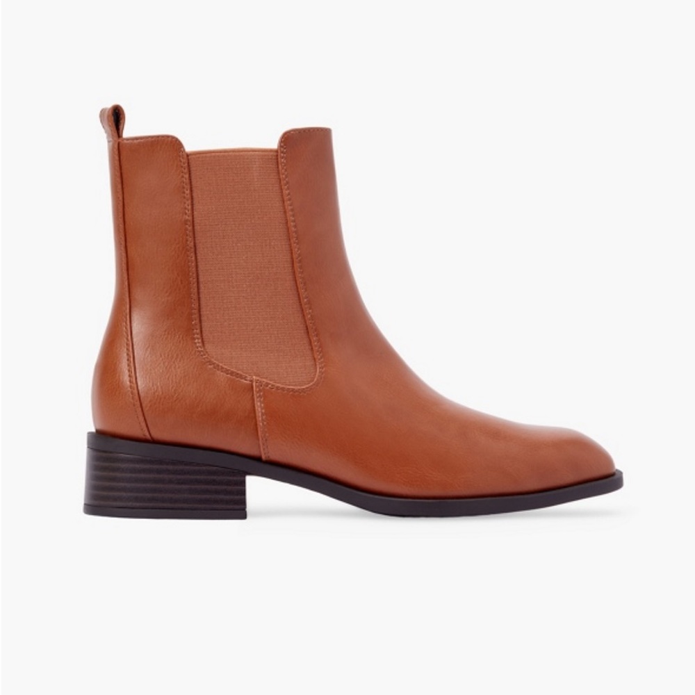 BNWT Vernetta Chelsea Boot